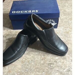 Dockers black leather slip on shoes, sz 10 W, flaw, two tiny scuff marks ,video